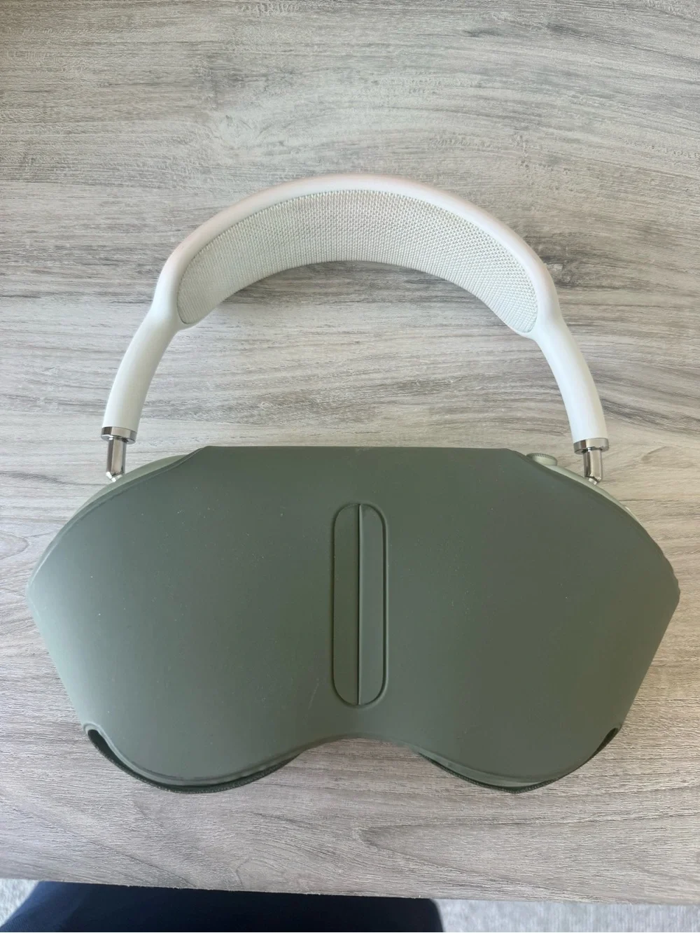 Apple airpod max’s first generation in Light Sage